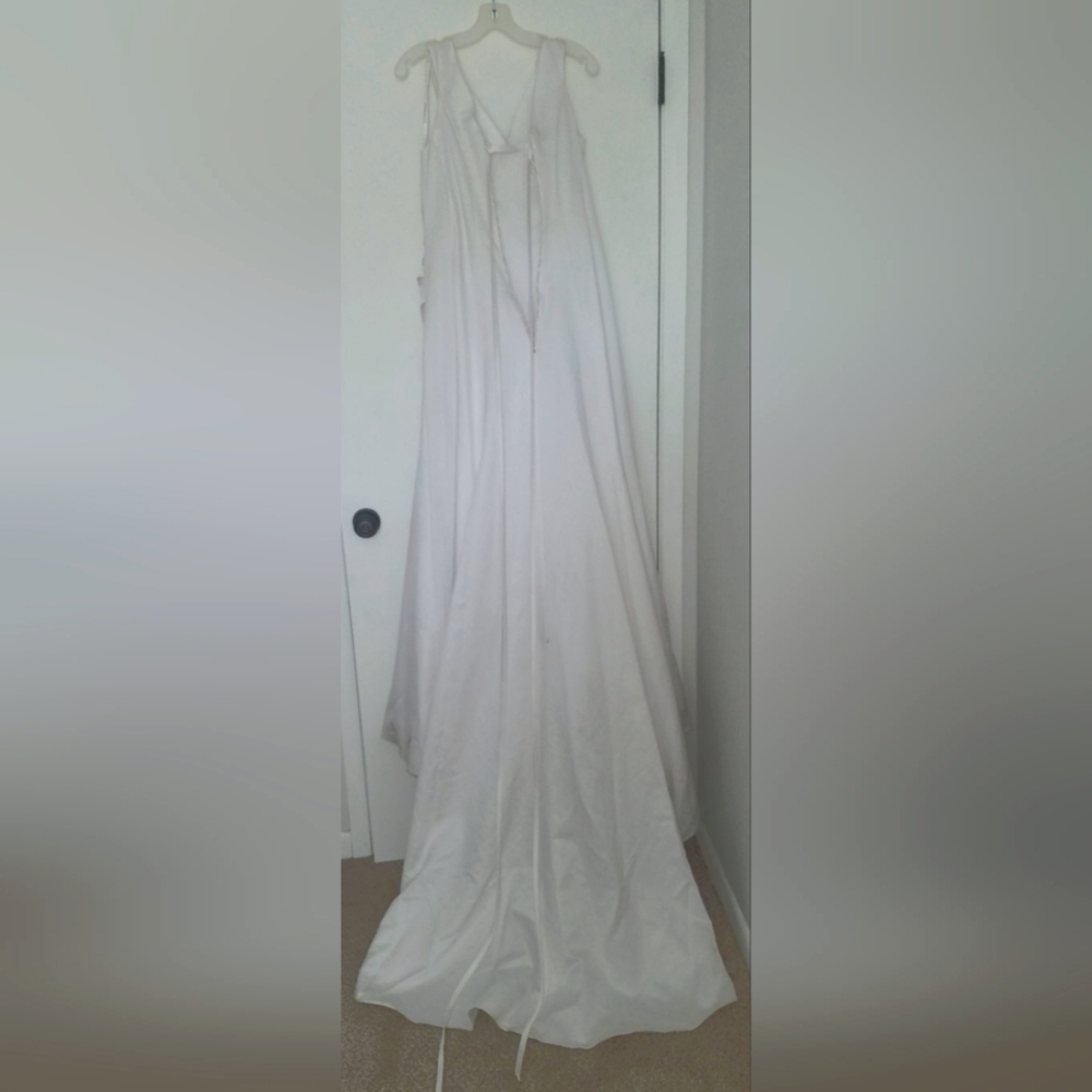 David's Bridal White Gown with Turquoise Accent - Picture 4 of 11